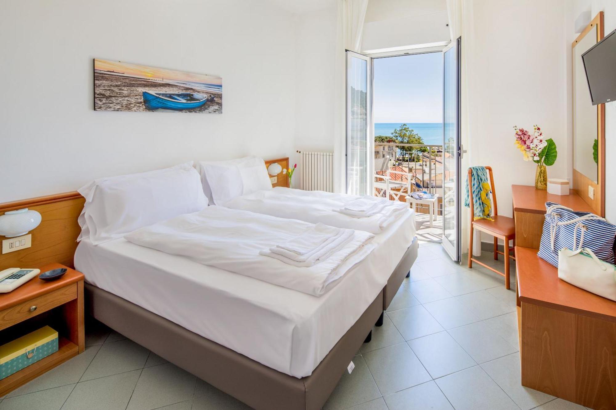Hotel Tritone Laigueglia Esterno foto